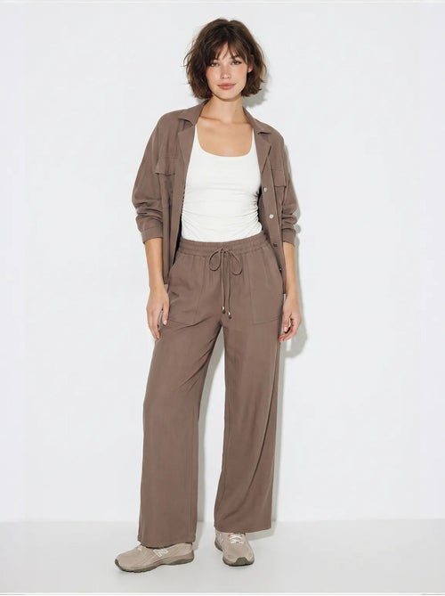 Conjunto de duas peças em crepe com blusa e calças de perna larga lucci - Kiabi Conjunto de duas peças em crepe com blusa e calças de perna larga lucci - Kiabi