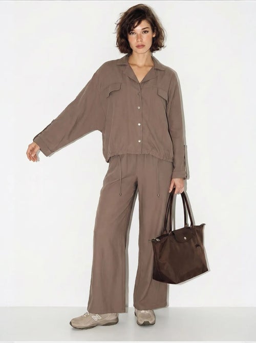 Conjunto de duas peças em crepe com blusa e calças de perna larga lucci - Kiabi Conjunto de duas peças em crepe com blusa e calças de perna larga lucci - Kiabi