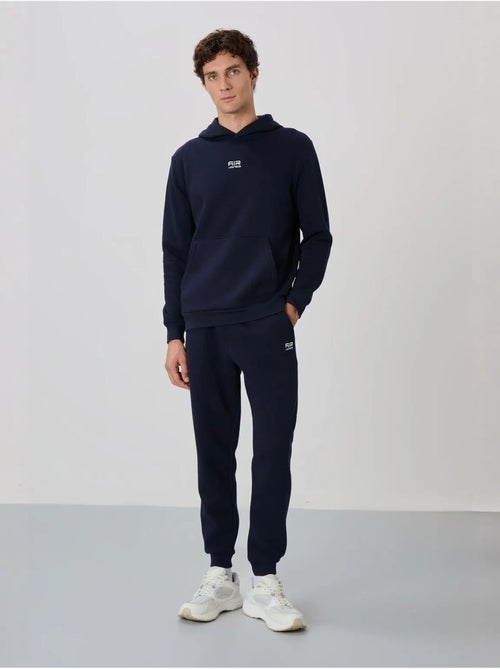 Conjunto de homem de sweatshirt com capuz e calças tommy - Kiabi Conjunto de homem de sweatshirt com capuz e calças tommy - Kiabi