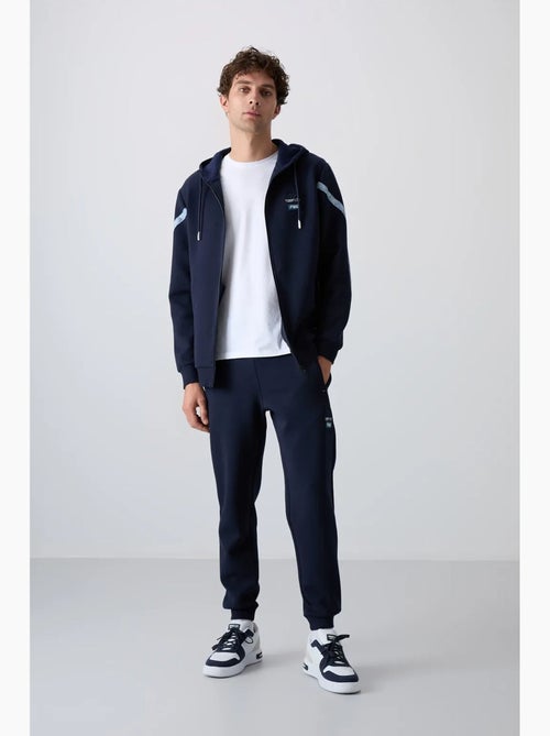 Conjunto de homem de sweatshirt com capuz e calças tommy - Kiabi Conjunto de homem de sweatshirt com capuz e calças tommy - Kiabi