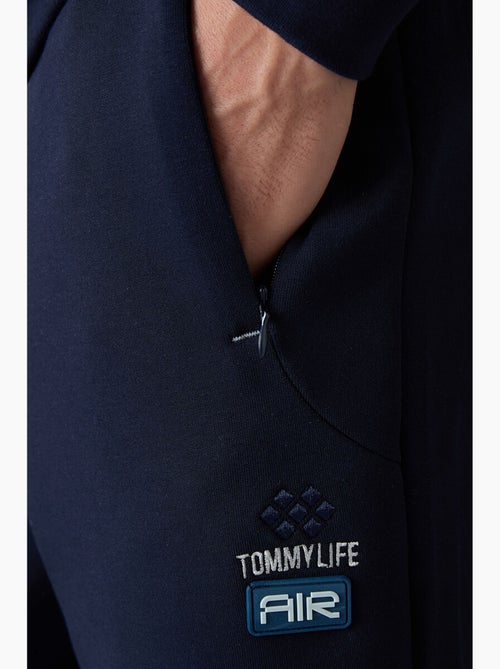 Conjunto de homem de sweatshirt com capuz e calças tommy - Kiabi Conjunto de homem de sweatshirt com capuz e calças tommy - Kiabi