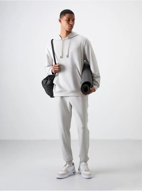 Conjunto de homem de sweatshirt com capuz e calças tommy - Kiabi Conjunto de homem de sweatshirt com capuz e calças tommy - Kiabi