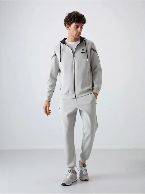 Conjunto de homem de sweatshirt com capuz e calças tommy - Kiabi Conjunto de homem de sweatshirt com capuz e calças tommy - Kiabi