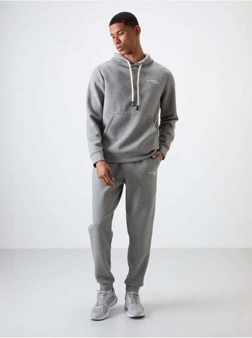 Conjunto de homem de sweatshirt com capuz e calças tommy - Kiabi Conjunto de homem de sweatshirt com capuz e calças tommy - Kiabi