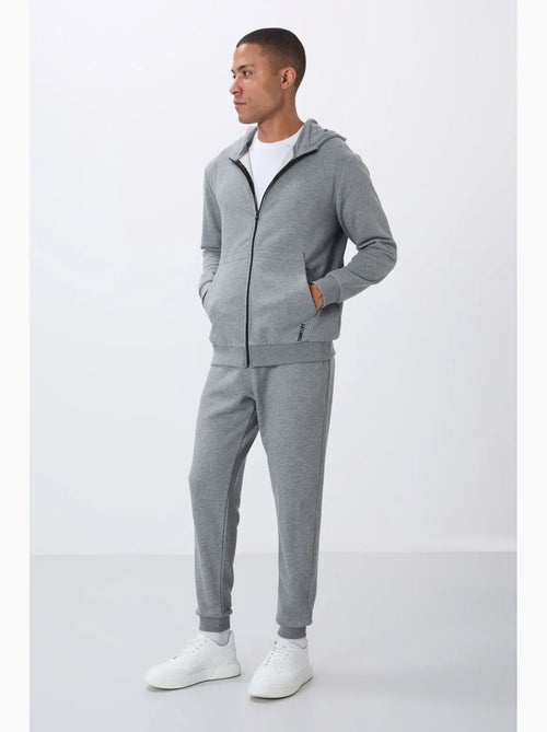 Conjunto de homem de sweatshirt com capuz e calças tommy - Kiabi Conjunto de homem de sweatshirt com capuz e calças tommy - Kiabi