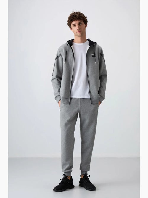 Conjunto de homem de sweatshirt com capuz e calças tommy - Kiabi Conjunto de homem de sweatshirt com capuz e calças tommy - Kiabi
