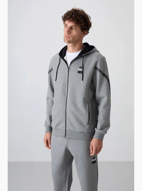Conjunto de homem de sweatshirt com capuz e calças tommy - Kiabi Conjunto de homem de sweatshirt com capuz e calças tommy - Kiabi