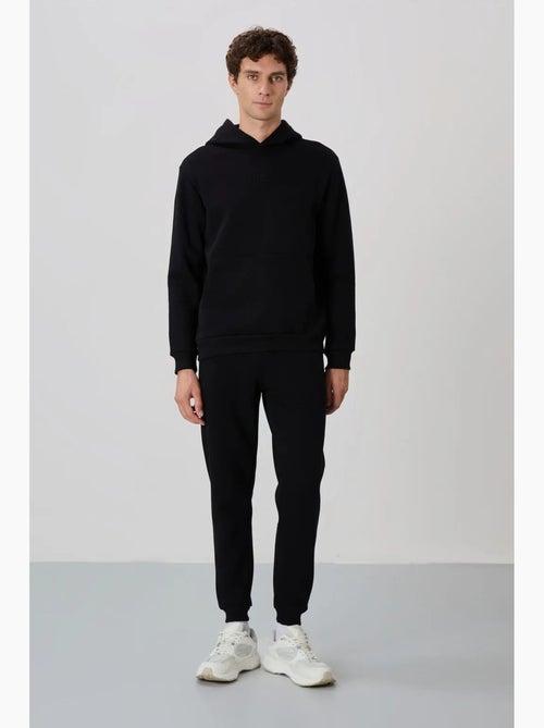 Conjunto de homem de sweatshirt com capuz e calças tommy - Kiabi Conjunto de homem de sweatshirt com capuz e calças tommy - Kiabi