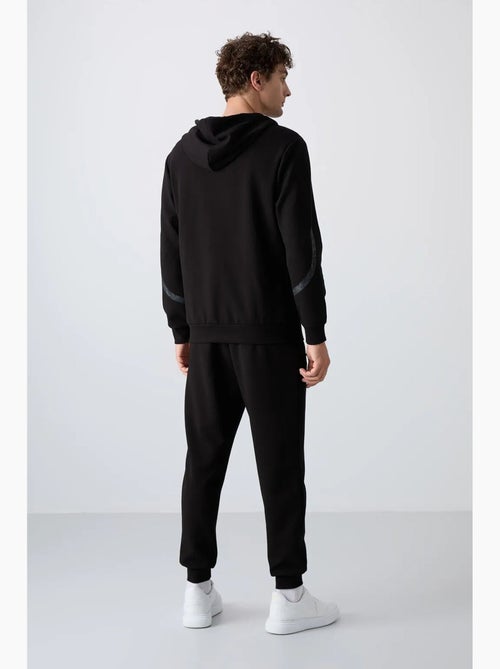 Conjunto de homem de sweatshirt com capuz e calças tommy - Kiabi Conjunto de homem de sweatshirt com capuz e calças tommy - Kiabi