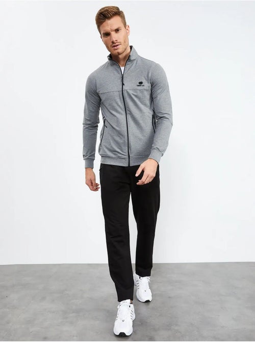 Conjunto de homem de sweatshirt com fecho frontal e calças tommy - Kiabi Conjunto de homem de sweatshirt com fecho frontal e calças tommy - Kiabi