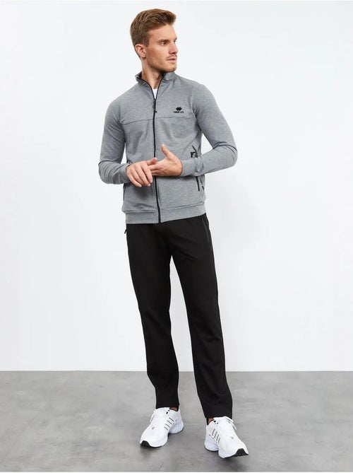 Conjunto de homem de sweatshirt com fecho frontal e calças tommy - Kiabi Conjunto de homem de sweatshirt com fecho frontal e calças tommy - Kiabi