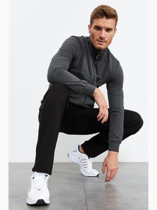 Conjunto de homem de sweatshirt com fecho frontal e calças tommy - Kiabi Conjunto de homem de sweatshirt com fecho frontal e calças tommy - Kiabi