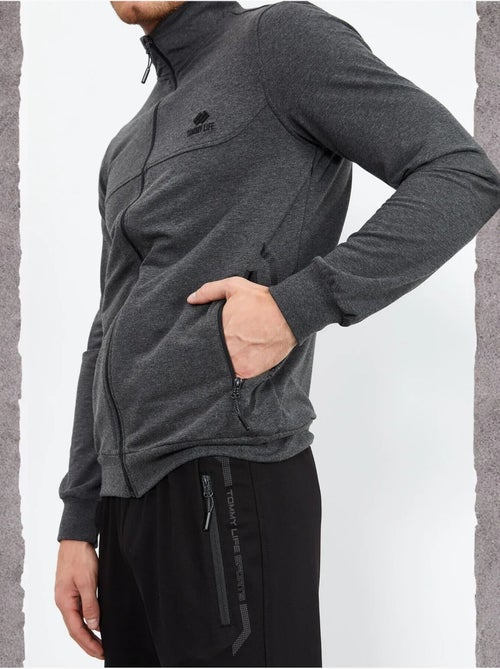 Conjunto de homem de sweatshirt com fecho frontal e calças tommy - Kiabi Conjunto de homem de sweatshirt com fecho frontal e calças tommy - Kiabi