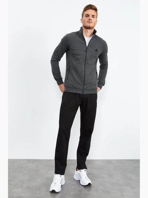 Conjunto de homem de sweatshirt com fecho frontal e calças tommy - Kiabi Conjunto de homem de sweatshirt com fecho frontal e calças tommy - Kiabi