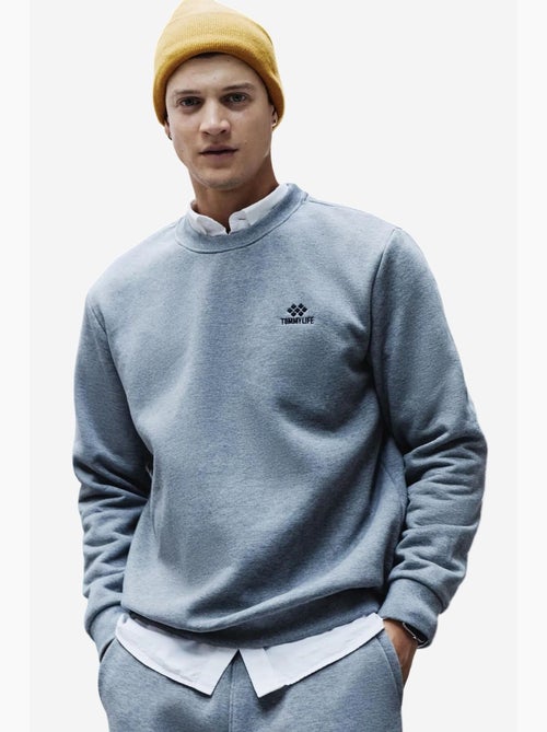Conjunto de homem de sweatshirt e calças em felpa de algodão e poliéster tommy - Kiabi Conjunto de homem de sweatshirt e calças em felpa de algodão e poliéster tommy - Kiabi