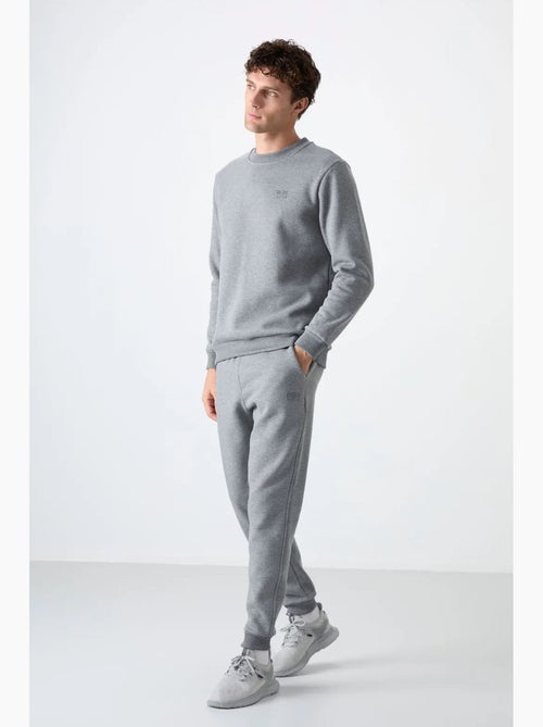 Conjunto de homem de sweatshirt e calças em felpa de algodão e poliéster tommy - Kiabi Conjunto de homem de sweatshirt e calças em felpa de algodão e poliéster tommy - Kiabi