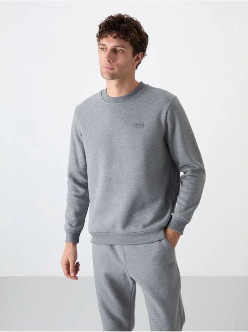 Conjunto de homem de sweatshirt e calças em felpa de algodão e poliéster tommy - Kiabi Conjunto de homem de sweatshirt e calças em felpa de algodão e poliéster tommy - Kiabi
