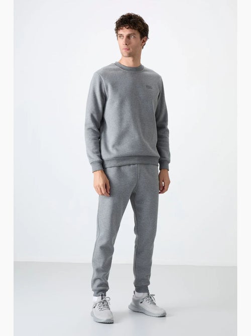 Conjunto de homem de sweatshirt e calças em felpa de algodão e poliéster tommy - Kiabi Conjunto de homem de sweatshirt e calças em felpa de algodão e poliéster tommy - Kiabi