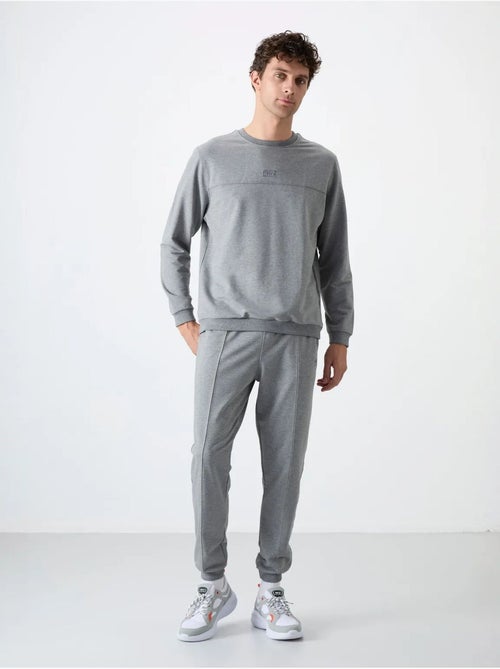 Conjunto de homem de sweatshirt em fleece e calças tommy - Kiabi Conjunto de homem de sweatshirt em fleece e calças tommy - Kiabi