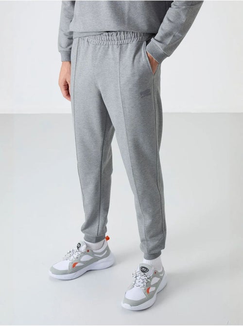 Conjunto de homem de sweatshirt em fleece e calças tommy - Kiabi Conjunto de homem de sweatshirt em fleece e calças tommy - Kiabi