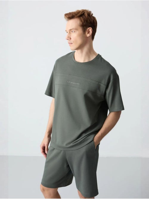 Conjunto de homem de t-shirt oversized e calções em mistura de algodão tommy - Kiabi Conjunto de homem de t-shirt oversized e calções em mistura de algodão tommy - Kiabi
