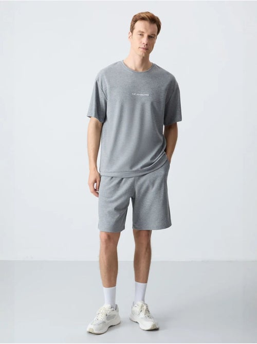 Conjunto de homem de t-shirt oversized e calções em mistura de algodão tommy - Kiabi Conjunto de homem de t-shirt oversized e calções em mistura de algodão tommy - Kiabi