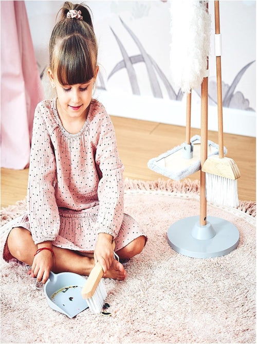 Conjunto de limpeza infantil em madeira com suporte e 5 acessórios - Kiabi Conjunto de limpeza infantil em madeira com suporte e 5 acessórios - Kiabi