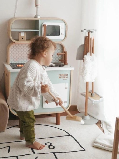 Conjunto de limpeza infantil em madeira com suporte e 5 acessórios - Kiabi Conjunto de limpeza infantil em madeira com suporte e 5 acessórios - Kiabi