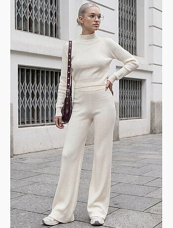 Conjunto de malha com suéter cropped de meia gola alta e calças hiccup