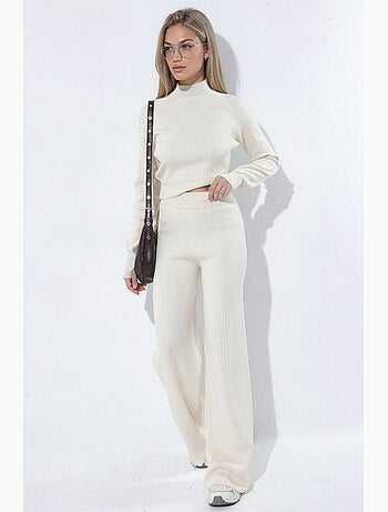 Conjunto de malha com suéter cropped de meia gola alta e calças hiccup