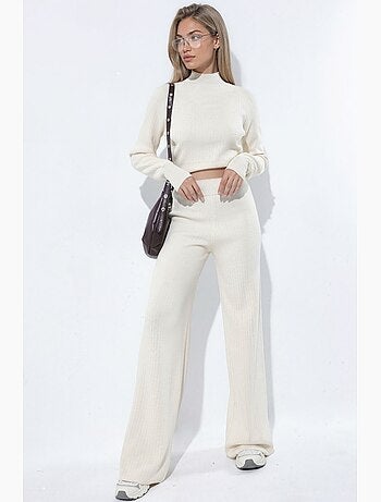 Conjunto de malha com suéter cropped de meia gola alta e calças hiccup