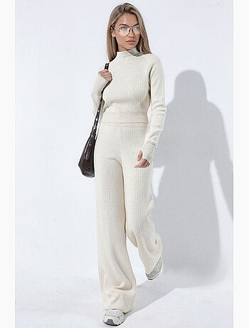 Conjunto de malha com suéter cropped de meia gola alta e calças hiccup