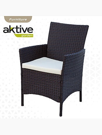 Conjunto de móveis de pátio com cadeiras de vime e mesa aktive