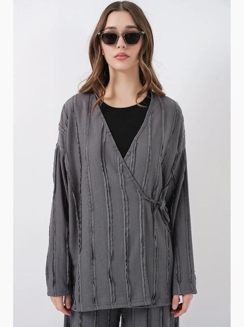 Conjunto de quimono texturizado com decote em v e detalhe de atar & calças de perna larga bdart - Kiabi Conjunto de quimono texturizado com decote em v e detalhe de atar & calças de perna larga bdart - Kiabi