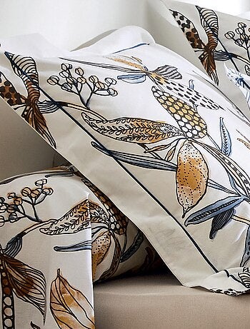 Conjunto de roupa de cama com flores exuberantes