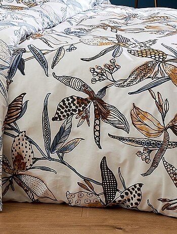 Conjunto de roupa de cama com flores exuberantes