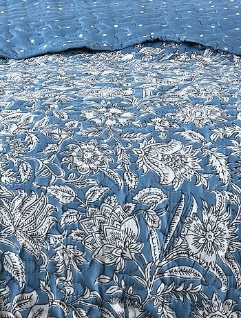 Conjunto de roupa de cama e fronha reversível em estilo floral