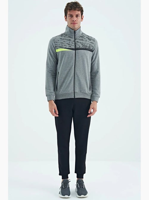 Conjunto de sweatshirt e calças com estampado e gola com fecho de correr tommy - Kiabi Conjunto de sweatshirt e calças com estampado e gola com fecho de correr tommy - Kiabi