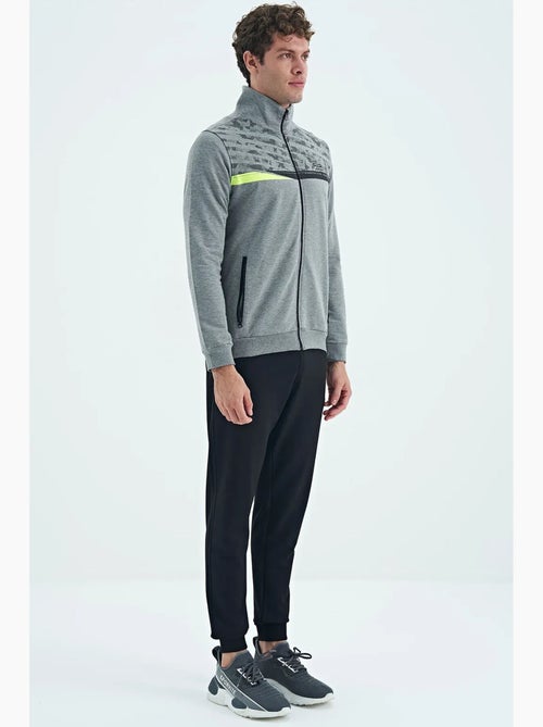 Conjunto de sweatshirt e calças com estampado e gola com fecho de correr tommy - Kiabi Conjunto de sweatshirt e calças com estampado e gola com fecho de correr tommy - Kiabi