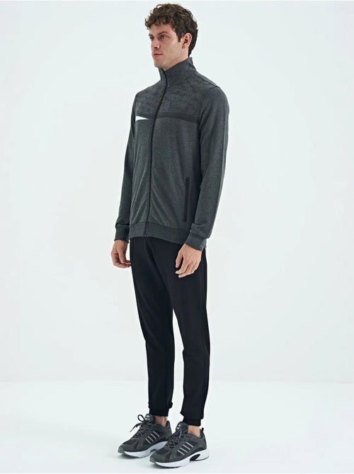 Conjunto de sweatshirt e calças com estampado e gola com fecho de correr tommy - Kiabi Conjunto de sweatshirt e calças com estampado e gola com fecho de correr tommy - Kiabi