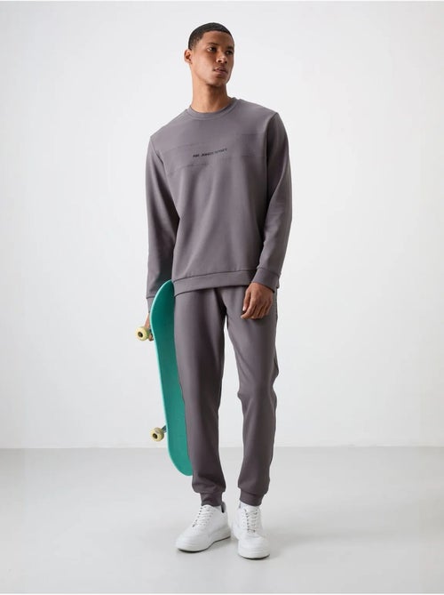 Conjunto de sweatshirt e calças em fleece estampado tommy - Kiabi Conjunto de sweatshirt e calças em fleece estampado tommy - Kiabi