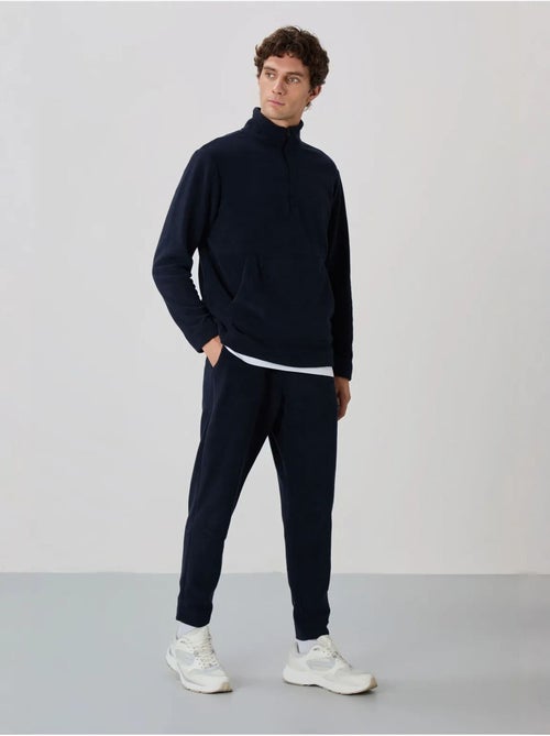 Conjunto de sweatshirt e calças em polar de poliéster para homem tommy - Kiabi Conjunto de sweatshirt e calças em polar de poliéster para homem tommy - Kiabi