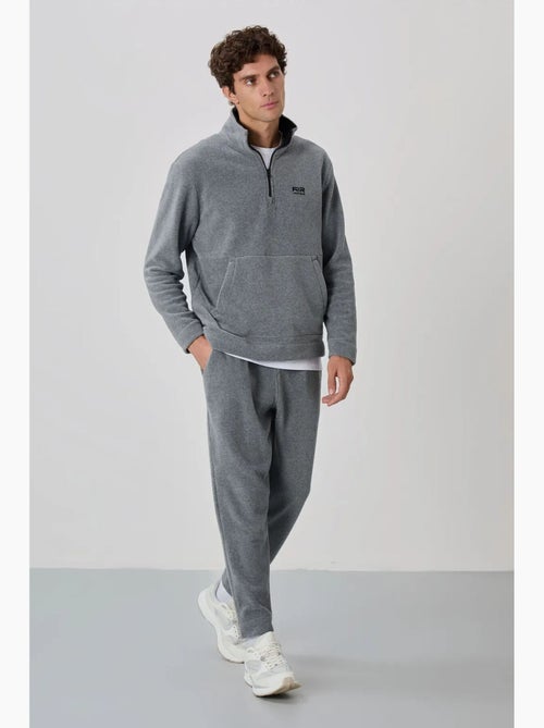 Conjunto de sweatshirt e calças em polar de poliéster para homem tommy - Kiabi Conjunto de sweatshirt e calças em polar de poliéster para homem tommy - Kiabi