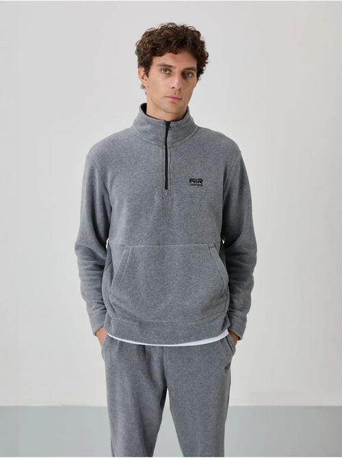 Conjunto de sweatshirt e calças em polar de poliéster para homem tommy - Kiabi Conjunto de sweatshirt e calças em polar de poliéster para homem tommy - Kiabi