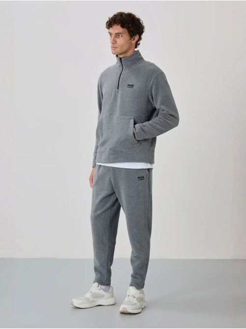 Conjunto de sweatshirt e calças em polar de poliéster para homem tommy - Kiabi Conjunto de sweatshirt e calças em polar de poliéster para homem tommy - Kiabi