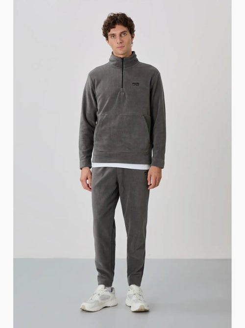 Conjunto de sweatshirt e calças em polar de poliéster para homem tommy - Kiabi Conjunto de sweatshirt e calças em polar de poliéster para homem tommy - Kiabi