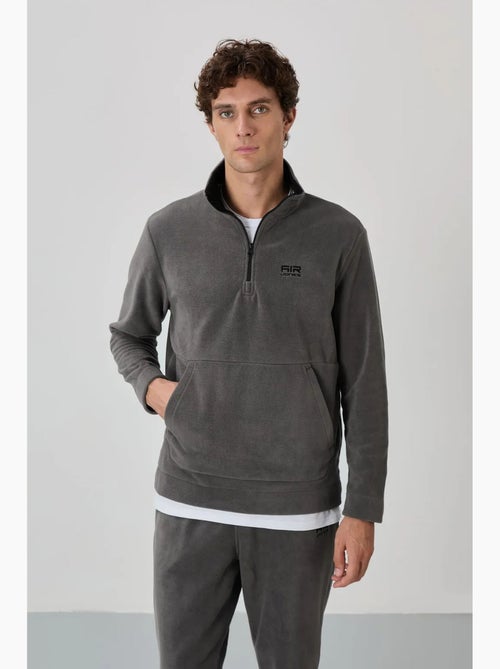 Conjunto de sweatshirt e calças em polar de poliéster para homem tommy - Kiabi Conjunto de sweatshirt e calças em polar de poliéster para homem tommy - Kiabi