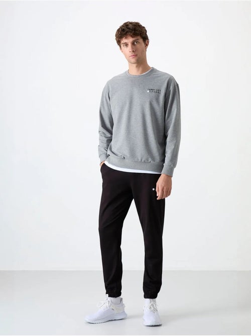 Conjunto de sweatshirt e calças oversize gola redonda tommy - Kiabi Conjunto de sweatshirt e calças oversize gola redonda tommy - Kiabi