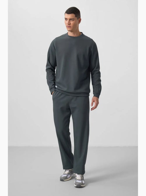 Conjunto de sweatshirt oversized e calças de homem tommy - Kiabi Conjunto de sweatshirt oversized e calças de homem tommy - Kiabi