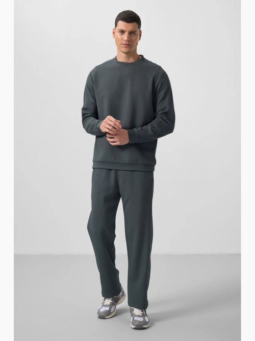 Conjunto de sweatshirt oversized e calças de homem tommy - Kiabi Conjunto de sweatshirt oversized e calças de homem tommy - Kiabi